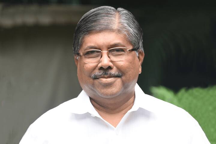 ख्यमंत्र्यांना बाळासाहेबांचा वारसदार कोण म्हणणार? हिंमत असेल चंद्रकांत पाटलांचा राजीनामा घ्या, अशा शब्दात संजय राऊत यांनी हल्ला चढवला आहे.