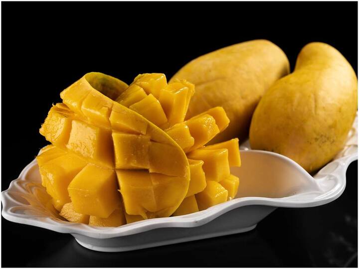 Should mangoes be soaked in water for a while before eating? What are the benefits? Mango: మామిడి పండ్లను తినేముందు కాసేపు నీళ్లలో నానబెట్టాలా? అలా చేయడం వల్ల కలిగే ఉపయోగాలు ఏంటి?