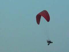 Sindhudurg : निळाशार समुद्र, नारळी पोफळीच्या बागा; कोकणातील समुद्रकिनाऱ्यावर पॅरामोटर राईडची धमाल