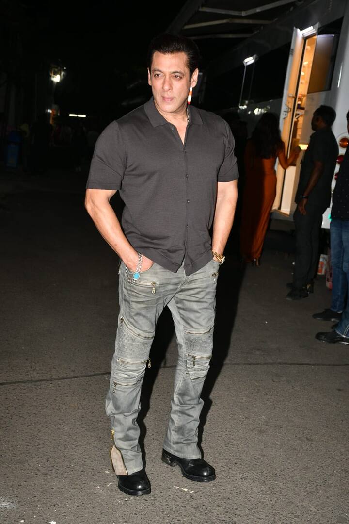 प्रमोशन के दौरान सलमान खान हमेशा की तरह सिंपल लेकिन क्लासी ब्लैक शर्ट और रग्ड डेनिम्स में नजर आए और काफी डैशिंग भी लगे. किसी का भाई किसी की जान की स्टार कास्ट की कई तस्वीरें और वीडियो इंटरनेट पर वायरल हो रहे हैं.