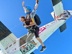 Reba John: ’இரு காலின் இடையிலே உரசும் பூனையாய் வாழ்க்கை போகும் அடடா..’ வானில் ஜாலியாக பறக்கும் ரெபா!