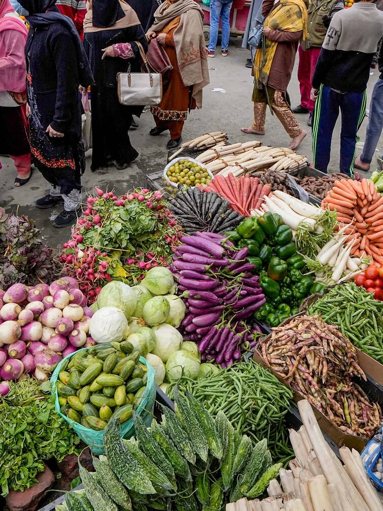 Cyclone Biparjoy impacts housewives' budgets, prices of vegetables skyrocket બિપરજોય વાવાઝોડાએ ગૃહિણીઓનું બજેટ બગાડ્યું, શાકભાજીની આવક ઘટતા ભાવમાં આસમાને