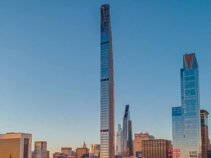 World Thinnest Building: दुनिया में कई ऐसी बड़ी-बड़ी बिल्डिंग्स हैं, जो इंजीनियरिंग का बेहतरीन नमूना पेश करती हैं. ये अपनी ऊंचाई के लिए जानी जाती है. अमेरिका के न्यूयॉर्क में भी कई ऊंची बिल्डिंग है.