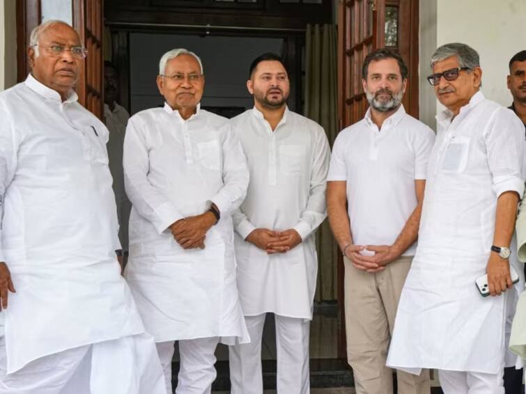 Nitish, Tejashwi meet Congress president Kharge in Delhi Rahul also present know more details Nitish Kumar Kharge Meet: ఖర్గేతో నితీష్ కుమార్ కీలక భేటీ, కలిసి పోటీ చేస్తామని ప్రకటన