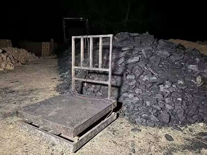 Jharkhand Coal smugglers attack forest department team during raid in Hazaribagh Hazaribagh: छापेमारी के दौरान वन विभाग की टीम पर कोयला तस्करों का हमला, आंखों में मिर्ची पाउडर झोंककर हुए फरार