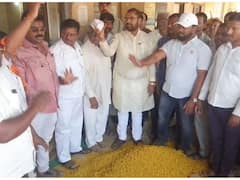 Sadabhau Khot : राज्य सरकारने एकदाचं ठरवावं शेतकऱ्यांनी जगाव की मरावं? सदाभाऊ खोत यांचे आरटीओ कार्यालयात आंदोलन