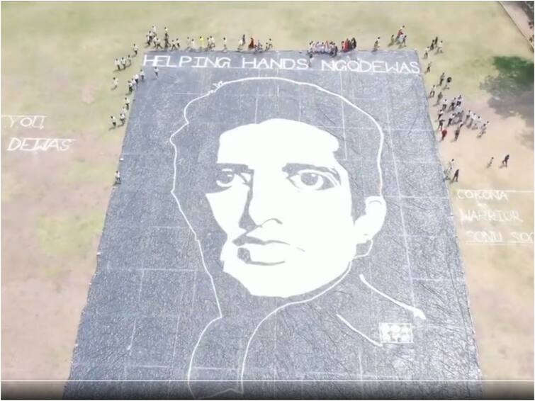 Sonu sood: Sonusood's picture with 2500 kg of rice Made by Fans Sonu Sood: 2500 కేజీల బియ్యంతో సోనూసూద్ చిత్రపటం - ఎల్లలు దాటిన ఫ్యాన్స్ ప్రేమ