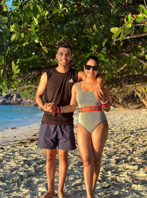 આવી સ્થિતિમાં તે પોતાના પતિ સાથે ક્વોલિટી ટાઈમ વિતાવી રહી છે અને ઘણી તસવીરો શેર કરી રહી છે.