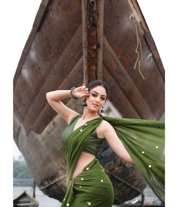 Sandeepa Dhar Photo: સલમાન ખાનની ફિલ્મ દબંગ 2 કેમિયો કરનાર અભિનેત્રી સંદીપા ધર તેના લુકકે કારણે હંમેશા ચર્ચામાં રહે છે. તાજેતરમાં અભિનેત્રી કેટલીક તસવીરો શેર કરી છે.