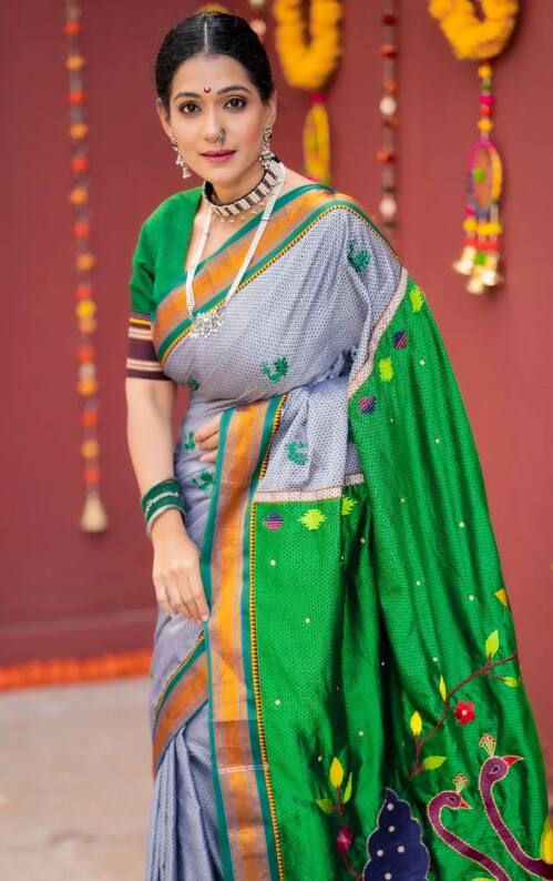 'तुझेच मी गीत गात आहे' मालिकेतला उर्मिलाचा अंदाज आजवर तिने साकारलेल्या भूमिकांपेक्षा वेगळा आणि हटके आहे.