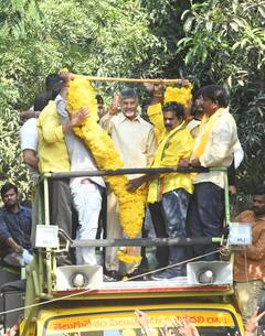 బెజవాడలో చంద్రబాబు రోడ్ షో - పార్టీ అధినేత సమక్షంలో టీడీపీలో భారీగా చేరికలు