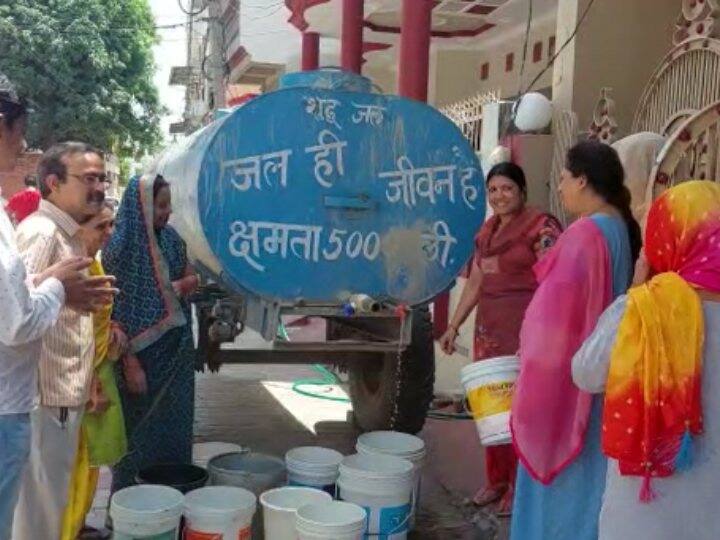 Jhansi water problem water does not come in taps people forced to buy water from tanker UP News ann Jhansi News: झांसी में 'हर घर जल योजना' में पड़ा 'सूखा', घरों की नल में पानी नहीं, टैंकर से खरीदने को मजबूर लोग