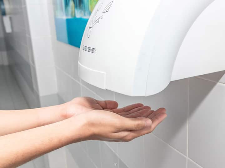 Drying hands in hand dryer is not safe says report it infectes your hand हैंड ड्रायर से हाथ सुखाना सुरक्षित नहीं, रिपोर्ट में हुआ खुलासा! इस तरह हाथों पर पड़ता है असर