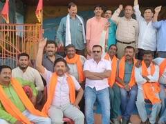 बीजेपी ने लगाया धोखे से गमछा कंधे पर रखकर कांग्रेस जॉइन कराने का आरोप, जानें पूरा मामला