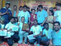 छत्तीसगढ़: तस्वीर बटोर रही सुर्खियां! ... जब विधायक के पैर के पास घुटने टेक कर बैठ गए कलेक्टर, फोटो वायरल