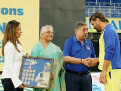 టాస్‌ గెలిచిన ధోనీ - సీఎస్కే కెప్టెన్‌గా 200వ మ్యాచ్‌.. శ్రీనితో సన్మానం!