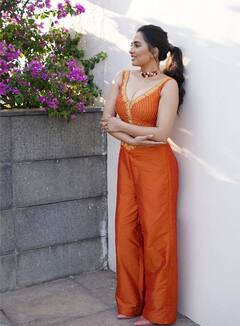 Srushti Dange : ஆரஞ்சு பழம் போல் மினுக்கும் கன்னக்குழி அழகி ஸ்ருஷ்டி டாங்கே!