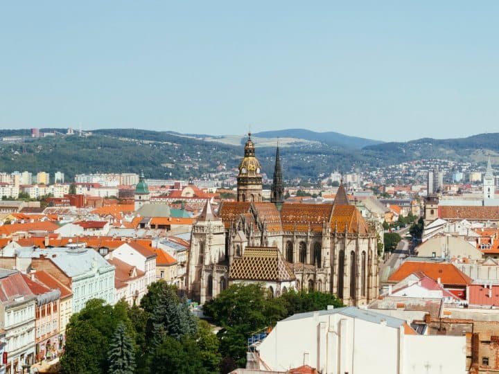 Slovakia Mosque: दुनिया में कई धर्म में के लोग रहते हैं. हर धर्म के अपने धार्मिक स्थल भी होते है, जहां वो पूजा-पाठ करने जाते हैं. वहीं स्लोवाकिया में इस्लाम धर्म होने के बाद भी एक मस्जिद नहीं है.