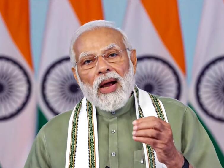 PM Modi targeted on making railways an arena of politics Claimed the situation changed since 2014 when our government came Watch: 'गरीबों की जमीन छीनकर रेलवे में नौकरी का दिया गया झांसा', PM मोदी ने लालू का नाम लिए बिना साधा निशाना?