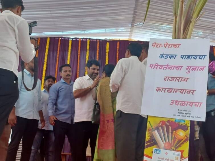 on satej Patil birthday raise eyebrows as board related to rajaram karkhana election on stage kolhapur news Satej Patil : वाढदिवस सतेज पाटलांचा, पण चर्चा फक्त व्यासपीठावर ऊसावर लावलेल्या 'राजाराम' कारखान्याच्या फलकाची! 