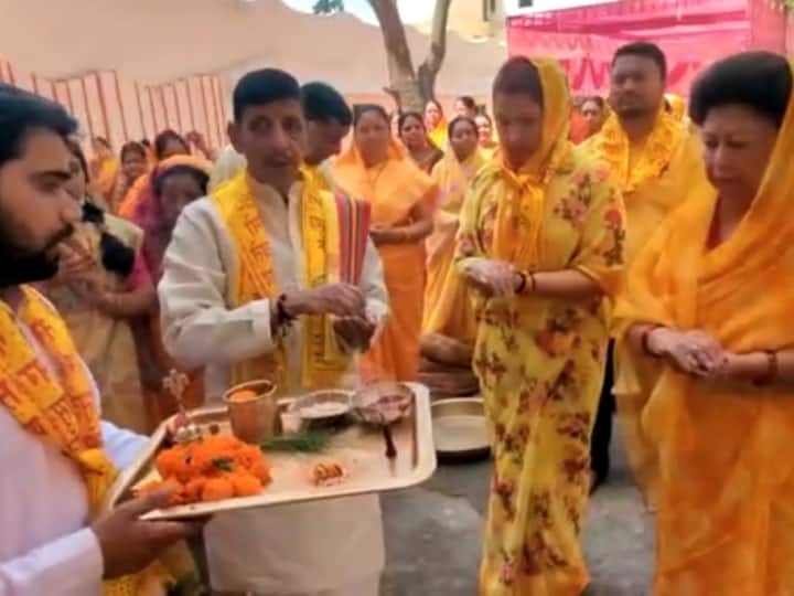Tehri Uttarakhand Chardham Yatra 2023 Kedarnath Yatra Lord Badri Vishal Dham ANN भगवान बद्री विशाल के अभिषेक के लिए सुहागिन महिलाओं ने पिरोया तिलों का तेल, टिहरी की सांसद रहीं मौजूद