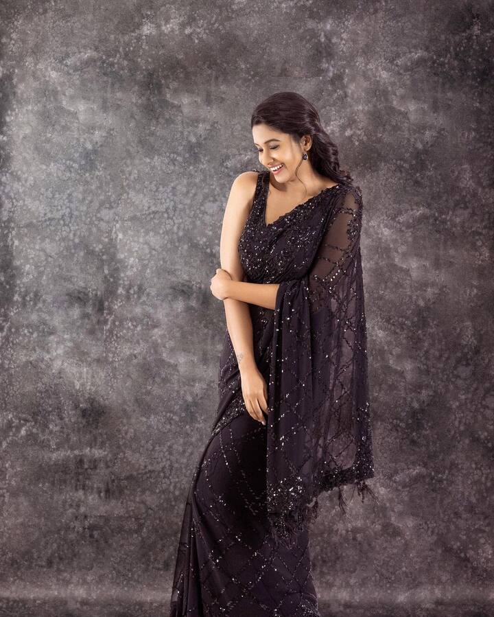 ఓ వార్తా ఛానెల్ లో టెలివిజన్ న్యూస్ ప్రెజెంటర్గా మంచి గుర్తింపు తెచ్చుకుంది ప్రియ భవానీ.