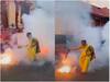 Video: ਖ਼ਤਰਿਆਂ ਦੀ ਖਿਡਾਰੀ ਬਣੀ ਦਾਦੀ...ਸੜਕ 'ਤੇ  ਪਟਾਕਿਆਂ ਨਾਲ ਖੇਡਦੀ ਆਈ ਨਜ਼ਰ