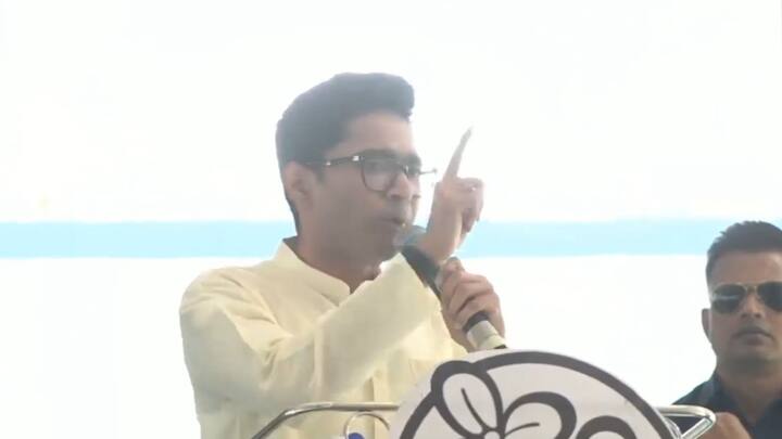 পাশাপাশি বামেদেরও এদিন তোপ দাগেন অভিষেক। বাম জমানার প্রসঙ্গ তুলে আক্রমণ করে বলেন, 'অনিল বসু, অমিয় পাত্র, সুশান্ত ঘোষদের নেতৃত্বে সিপিএম একসময় অত্যাচার করেছে'।