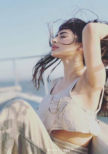 ਇਨ੍ਹੀਂ ਦਿਨੀਂ ਅਭਿਨੇਤਰੀ ਭਾਵੇਂ ਹੀ ਕਿਸੇ ਪ੍ਰੋਜੈਕਟ 'ਚ ਨਜ਼ਰ ਨਹੀਂ ਆ ਰਹੀ ਹੈ ਪਰ ਉਹ ਆਪਣੀਆਂ ਬੋਲਡ ਤਸਵੀਰਾਂ ਨਾਲ ਪ੍ਰਸ਼ੰਸਕਾਂ ਨੂੰ ਪ੍ਰਭਾਵਿਤ ਕਰਨ 'ਚ ਰੁੱਝੀ ਹੋਈ ਹੈ।