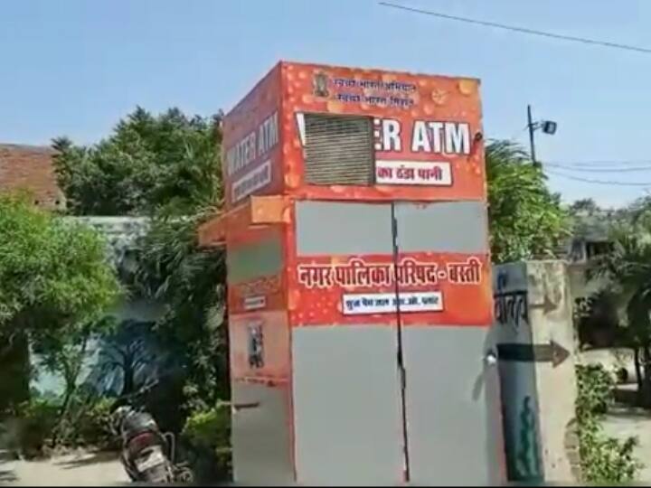 Basti Municipality Uttar Pradesh Clean water not available from Water ATM people drinking dirty water ANN Basti News: वाटर एटीएम के नाम पर लाखों की बर्बादी! गंदा पानी पीने को मजबूर लोग, साफ पानी को तरस रहे