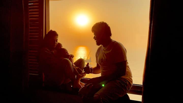 திருமண வாழ்க்கை, கணவர், இரு குழுந்தைகள்  என குடும்ப வாழ்க்கையை வாழ்வாங்கு வாழ்ந்துவருகிறார்.