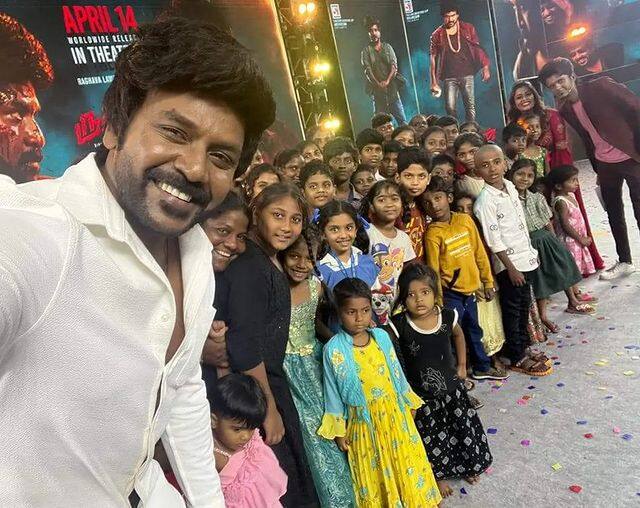 ருத்ரன் பட பிரச்சினை ஒரு புறம் இருக்க, அப்படத்தின் ஆடியோ வெளியீட்டு விழாவில், “150 குழந்தைகள் தத்தெடுத்து அவர்களுக்கு கல்வியை வழங்க உள்ளேன். இந்த புதிய முயற்சிக்கு உங்கள் அனைவரது ஆசியும் எனக்கு வேண்டும்.” என நடிகர் ராகவா லாரன்ஸ் ட்வீட் செய்துள்ளார்.