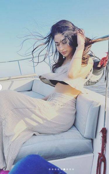 ਤੁਹਾਨੂੰ ਦੱਸ ਦੇਈਏ ਕਿ ਇੰਸਟਾਗ੍ਰਾਮ 'ਤੇ ਇਨ੍ਹਾਂ ਤਸਵੀਰਾਂ ਨੂੰ ਸ਼ੇਅਰ ਕਰਦੇ ਹੋਏ ਮੌਨੀ ਰਾਏ ਨੇ ਕੈਪਸ਼ਨ 'ਚ ਲਿਖਿਆ ਹੈ- 'ਹਵਾ ਕੇ ਨਸ਼ੇ ਮੈਂ...'। ਤਸਵੀਰਾਂ ਨੂੰ ਅਪਲੋਡ ਕਰਦੇ ਹੀ ਲੋਕਾਂ ਦੇ ਲਾਈਕਸ ਅਤੇ ਕਮੈਂਟਸ ਆਉਣੇ ਸ਼ੁਰੂ ਹੋ ਗਏ।