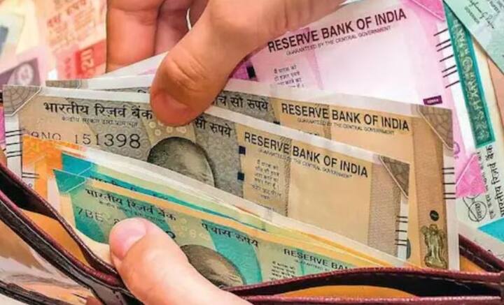 সারা মাস হাড়ভাঙা পরিশ্রম। বেতনটুকু হাতে এলে তাই নিজের জন্য কিছু কিনতে মন চায়। কিন্তু প্রয়োজন মেটানো এক কথা, আর অপচয় অন্য কথা।