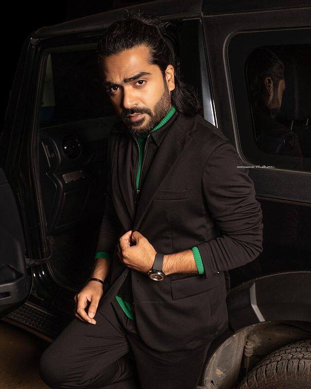 பத்து தல படத்தில் நாயகனாக நடித்து கலக்கிய சிம்பு, தனது இன்ஸ்டா பக்கத்தில் புதிதாக சில புகைப்படங்களை பகிர்ந்துள்ளார்.