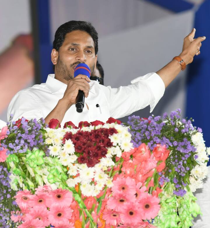 ప్రకాశం జిల్లా మార్కాపురంలో బటన్‌ నొక్కి నేరుగా లబ్ధిదారుల ఖాతాల్లో జమ చేసిన సీఎం వైఎస్‌ జగన్‌