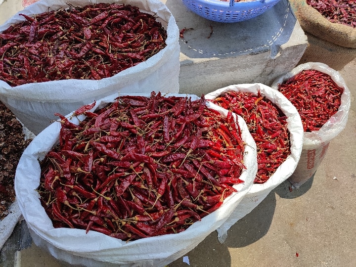 Red Chilli Price: உச்சம் தொட்ட மிளகாய் விலை; கடந்த ஆண்டை விட 10-15% மளிகை பொருட்களின் விலை உயர்வு