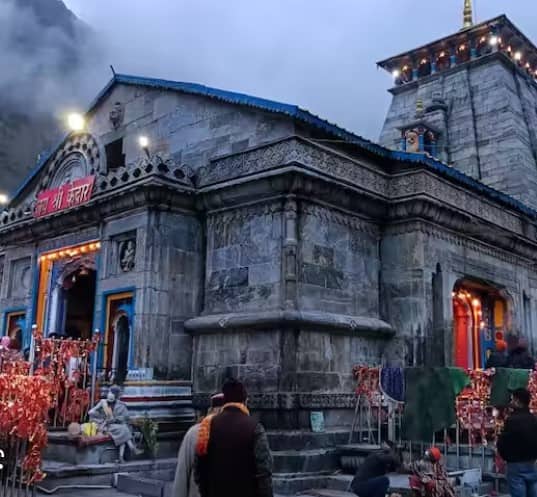 ਉੱਤਰਾਖੰਡ ਦੇ ਰੁਦਰਪ੍ਰਯਾਗ ਜ਼ਿਲੇ 'ਚ ਸਥਿਤ ਬਾਬਾ ਕੇਦਾਰਨਾਥ ਨੂੰ ਲੈ ਕੇ ਅਜੇ ਵੀ ਰਹੱਸ ਬਣਿਆ ਹੋਇਆ ਹੈ। ਕਿਹਾ ਜਾਂਦਾ ਹੈ ਕਿ ਜਦੋਂ ਕੇਦਾਰਨਾਥ ਧਾਮ ਦੇ ਦਰਵਾਜ਼ੇ ਬੰਦ ਹੋ ਜਾਂਦੇ ਹਨ ਤਾਂ ਉੱਥੇ ਦੀਵਾ ਜਗਾਇਆ ਜਾਂਦਾ ਹੈ, ਛੇ ਮਹੀਨੇ ਤੱਕ ਮੰਦਰ ਅਤੇ ਇਸ ਦੇ ਆਲੇ-ਦੁਆਲੇ ਕੋਈ ਨਹੀਂ ਰਹਿੰਦਾ, ਪਰ ਹੈਰਾਨੀ ਦੀ ਗੱਲ ਹੈ ਕਿ ਇਹ ਦੀਵਾ ਵੀ ਛੇ ਮਹੀਨੇ ਬਲਦਾ ਰਹਿੰਦਾ ਹੈ। ਜਦੋਂ ਕਪਾਟ ਖੋਲ੍ਹਿਆ ਜਾਂਦਾ ਹੈ ਤਾਂ ਉਹੀ ਦ੍ਰਿਸ਼ ਦੇਖਣ ਨੂੰ ਮਿਲਦਾ ਹੈ ਜਿਵੇਂ ਕਿ ਇਹ ਬੰਦ ਹੋਣ ਵੇਲੇ ਸੀ।