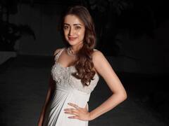 వైట్ డ్రెస్‌లో త్రిషా - కుర్రాళ్లకు ఎక్కేస్తోంది ప్రేమ నిషా!