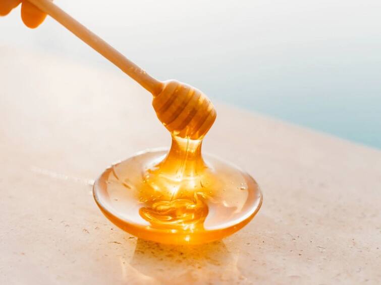 Lifestyle News 5 Effective Honey Face Masks for Dark Spots reduction you must know Dark Spot Reduction: ত্বকের পরিচর্যায় থাকুক মধু, কালচে দাগছোপ দূর হবে নিমেষে, ফিরবে জেল্লা