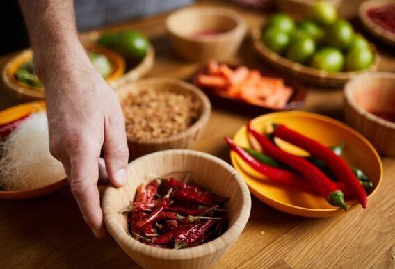 ગરમીના મોજાથી બચવા માટે, મસાલેદાર ખોરાકથી દૂર રહેવાનો પ્રયાસ કરો અને ઉનાળાની ઋતુમાં વધુને વધુ છોડ આધારિત આહાર લો. તમારા આહારમાં તાજા ફળો અને શાકભાજીના રસનો સમાવેશ કરો.