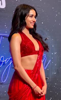 Shraddha Kapoor Photos: लाल साड़ी में ड्रीम गर्ल बनी नजर आईं श्रद्धा कपूर, डीप नेक ब्लाउज में फ्लॉन्ट किया टोंड फिगर
