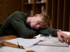 8 घंटे की नींद लेने के बावजूद दिन में आती है नींद...कहीं आप हाइपरसोम्निया के शिकार तो नहीं