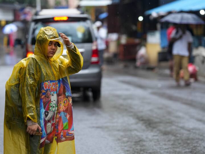 Maharashtra Weather Forecast IMD Mumbai Heavy rain with thunderclap water accumulated on roads watch video Mumbai Rain: मुंबई में हुई तेज बारिश से सड़कें हुई जलमग्न, कई जगह गिरे पेड़, जानें- अगले चार दिन कैसा रहेगा मौसम
