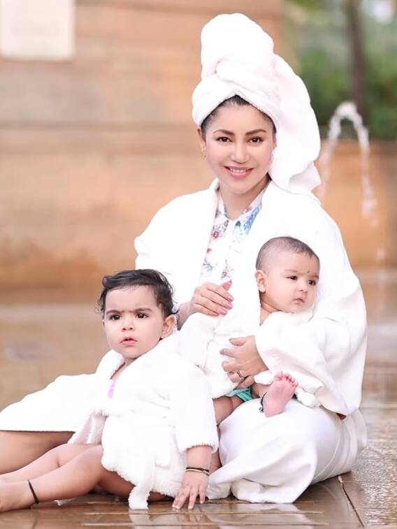 Cuteness Overload: देबिना की बेटियों ने पहना बाथरोब