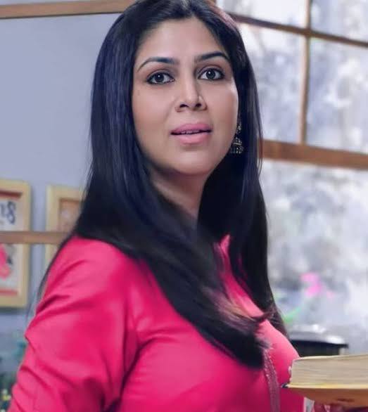 लेकिन शायद ही बहुत कम लोग जानते होंगे कि उनकी उम्र 50 साल की हो चुकी है. हालांकि उन्होंने अभी तक शादी नहीं की और एक बेटी को गोद भी लिया. जिसका नाम उन्होंने दित्या रखा.
