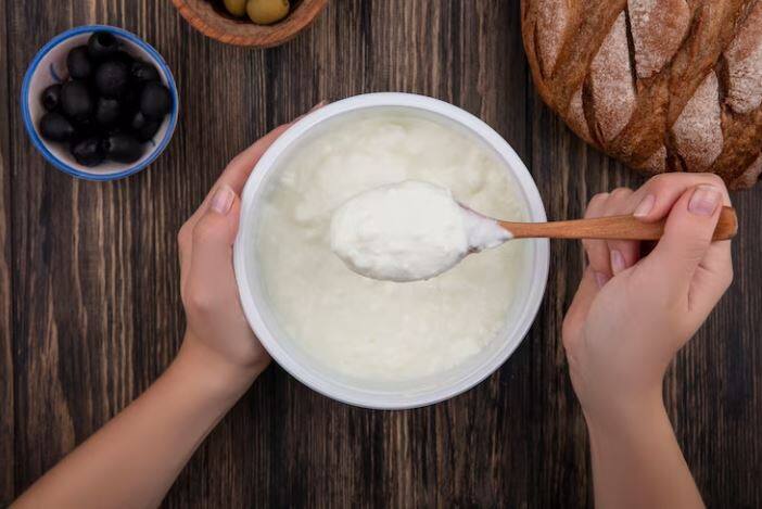 दुपारच्या किंवा रात्रीच्या जेवणात दहीचं सेवन अवश्य करा. दही हा प्रोबायोटिक्सचा चांगला स्रोत आहे जो आतडे निरोगी राखण्यात मदत करु शकतो. तसेच पोट थंड आणि शांत राहण्यास मदत होते.