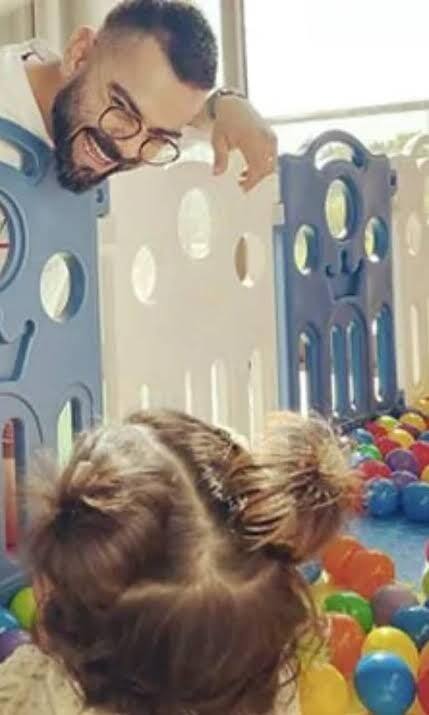 अनुष्का शर्मा और विराट कोहली ने अपनी बेटी वामिका के लिए बहुत ही प्यारा बेबी रूम तैयार करवाया और इतना ही नहीं उस कमरे में उनके खेलने की हर चीजें नजर आती है.