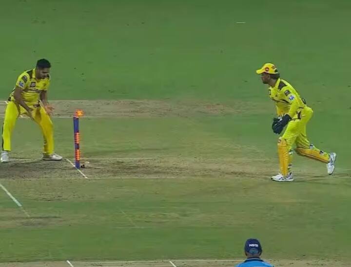 धोनी आता आयपीएलमध्ये सर्वाधिक धाव बाद (Run Out) करणारा दुसरा खेळाडू बनला आहे. आयपीएलमध्ये सर्वाधिक खेळाडू धावबाद करण्याचा विक्रम याआधीच एका खेळाडूच्या नावे आहे.