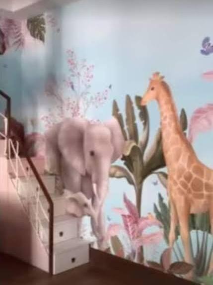 शिल्पा शेट्टी ने अपनी बेटी समीक्षा के लिए जंगल थीम वाला एक बेबी रूम तैयार करवा लिया था और आपको बता दें कि वह काफी ज्यादा ब्यूटीफुल है. जिसमें जंगल वाली वॉल पेंटिंग भी हो रखी है.